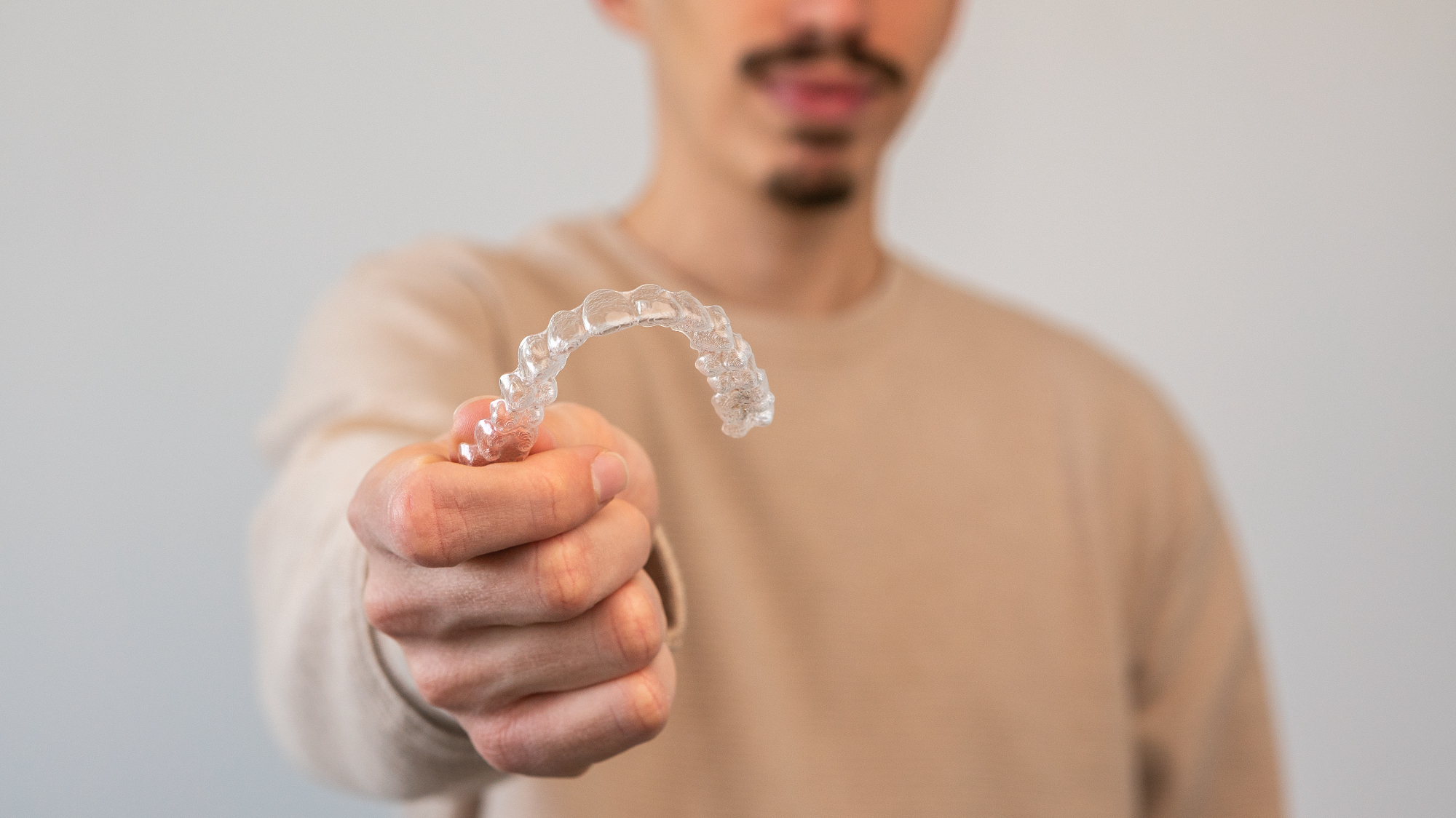 Invisalign cena me je kar pozitivno presenetila