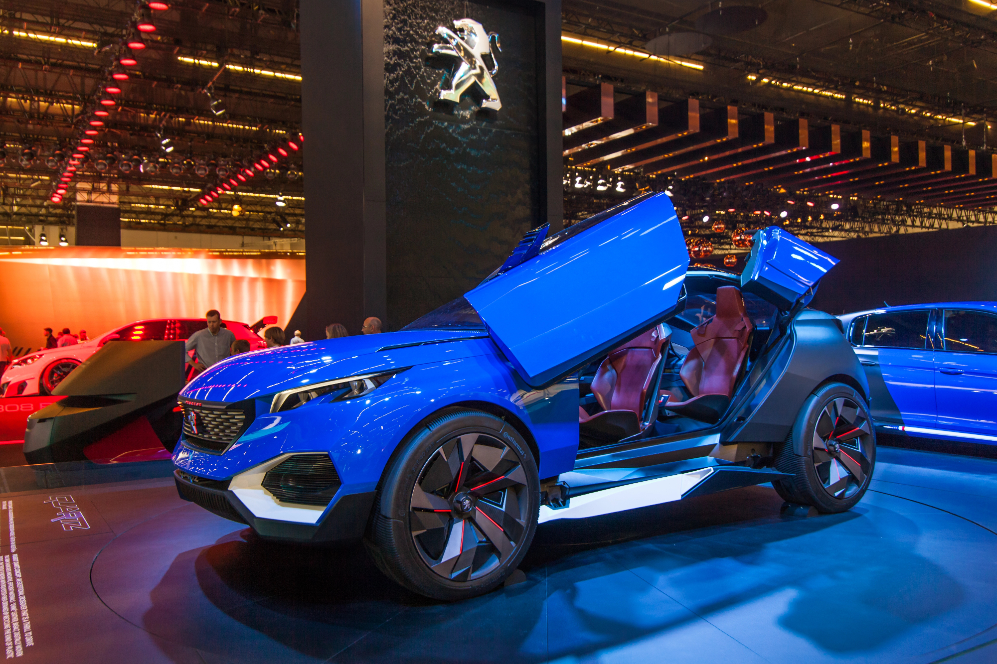 Skuter znamke Peugeot bo belo modre barve